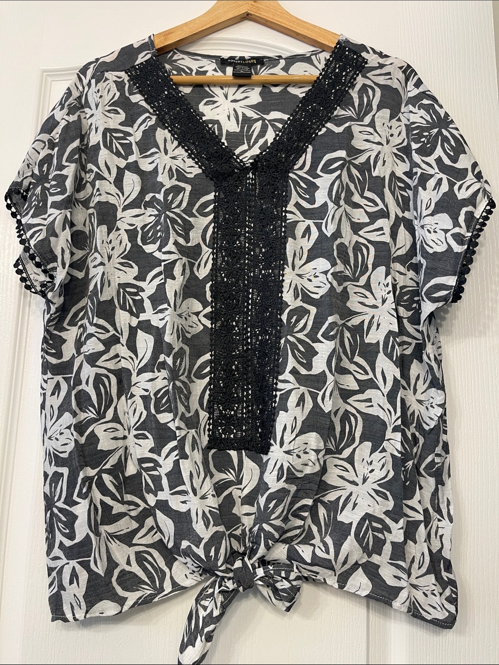 Black & White Floral Tie-Hem Women’s Top size XL by Robert Louis
